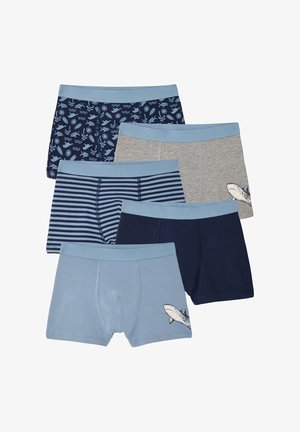Fünf Jungenboxershorts mit hellblauen Bündchen, versehen mit Marine-Fischmustern, Grau mit Haidesign, Marine Streifen, einfarbig Marine und Hellblau mit Haidruck.