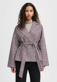 Cappotto avvolgente a scacchi con maniche larghe, vita regolabile con cintura, caratterizzato da un motivo nei colori bordeaux, bianco e navy, realizzato in tessuto testurizzato.
