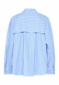 Blå stribet skjorte med lodrette hvide striber, rygstykke, lange ærmer og knapkant med diskrete metalliske detaljer.