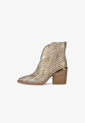Cizme de damă până la gleznă, cu vârf ascuțit, model texturat metalic cu aspect de piele de șarpe și toc gros din lemn empilat.