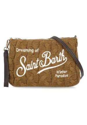 Brązowa dziergana torba na ramię z białym haftowanym napisem „Dreaming of Saint Barth Winter Paradise” i ciemnobrązowym paskiem.