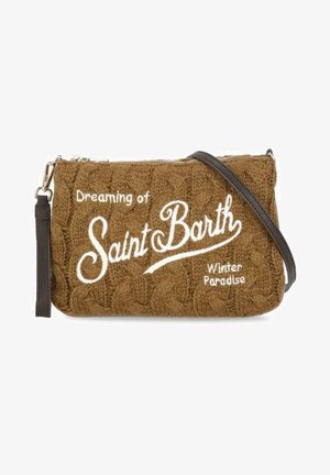 Brązowa dziergana torba na ramię z białym haftowanym napisem „Dreaming of Saint Barth Winter Paradise” i ciemnobrązowym paskiem.