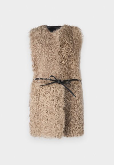 Beige tekoturkisli liivi, jossa on V-mallinen kaula-aukko ja musta nauhavyö. Ominaisuuksiin kuuluu teksturoitu, pörröinen pinta ja avoin etuosa.