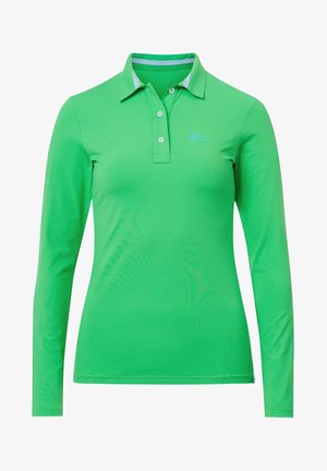 Zielona koszulka polo z długim rękawem wykonana z poliestru, posiada klasyczny kołnierzyk, plisę na trzy guziki oraz lekką, gładką fakturę.
