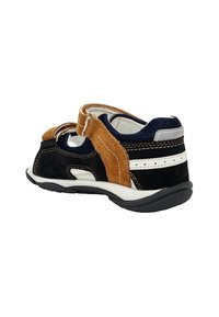 Sandal in scamosciato blu e marrone con cinturino regolabile, dettagli bianchi, soletta imbottita e suola in gomma nera testurizzata.