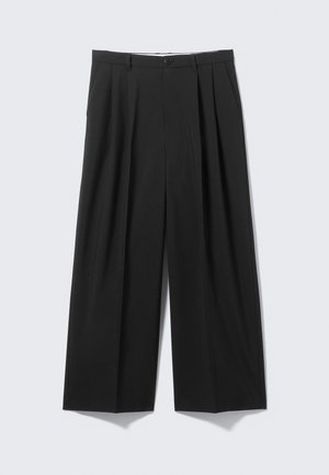 Schwarze weit geschnittene Hose mit Falten, Knopfverschluss und Gürtelschlaufen, flach auf einem neutralen Hintergrund präsentiert.