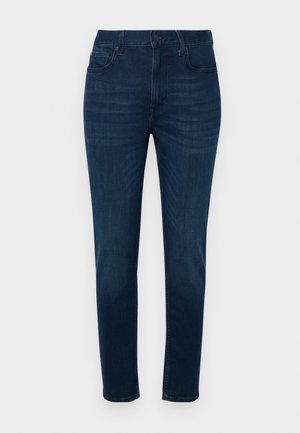 Dunkelblaue Denim-Jeans mit slim Fit, Fünf-Taschen-Design, tonalem Nähen und einem Knopfverschluss an der Taille. Glatte Textur.