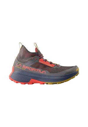 Zapatilla deportiva gris con acentos rojos, parte superior de malla texturizada, collar acolchado y suela resistente con un patrón de tracción robusto.