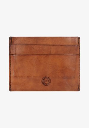 Tarjetero de cuero marrón que presenta cuatro ranuras para tarjetas, costuras visibles y un logo embosado circular. Textura suave con un acabado mate.