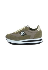 Groene suède en gaas sportieve schoen met een ronde logo-accent, witte en zwarte gestreepte zool en crèmekleurige veters met een gestructureerde afwerking.