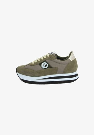 Baskets de sport en daim vert et mesh avec un accent de logo rond, semelle à rayures blanches et noires, et lacets crémeux avec une finition texturée.