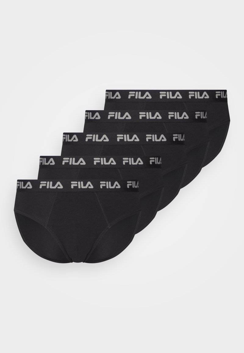 Öt fekete FILA alsónadrág egymásra rakva, mindegyik a FILA logójával ellátott, fehér színű rugalmas derékkal.