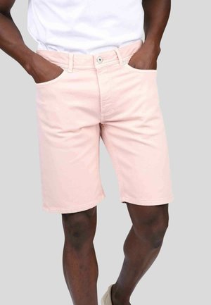 Shorts en denim rose clair avec une coupe droite, cinq poches et une fermeture à bouton. Texture lisse avec des détails cousus et des passants de ceinture.