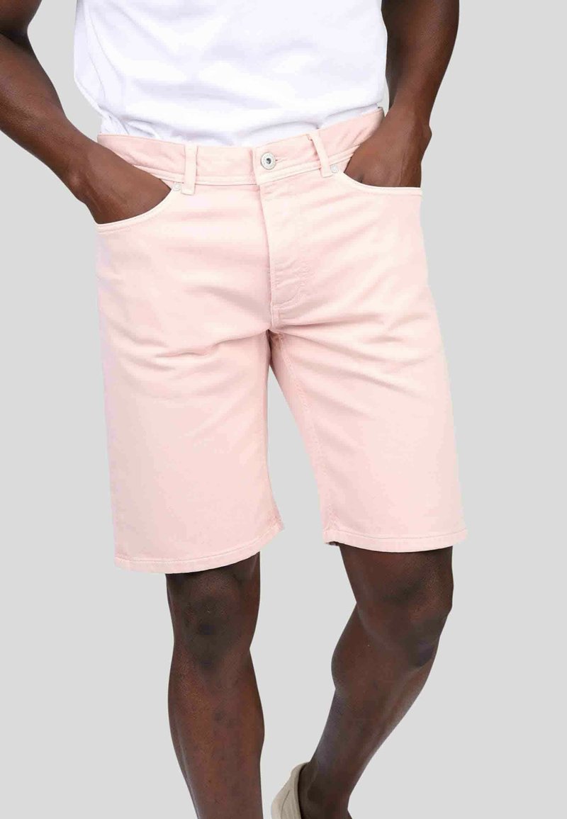 Shorts en denim rose clair avec une coupe droite, cinq poches et une fermeture à bouton. Texture lisse avec des détails cousus et des passants de ceinture.