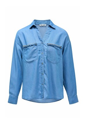 Chemise en jean bleu clair à manches longues, col en V, deux poches poitrine et coutures décoratives le long des bords des poches. Texture lisse.