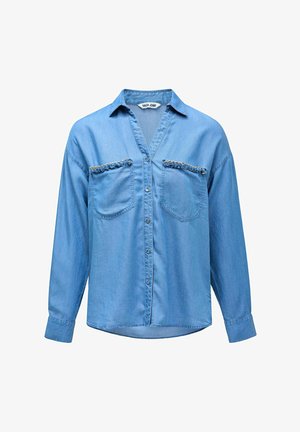 Chemise en jean bleu clair à manches longues, col en V, deux poches poitrine et coutures décoratives le long des bords des poches. Texture lisse.