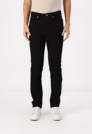 Jeans din denim negru, cu o croială slim, având buzunare frontale, fermoar și închidere cu button. Asortați cu pantofi sport albi.
