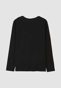 T-shirt nera in cotone a maniche lunghe con scollatura tonda, costruzione semplice e senza motivi o dettagli visibili sul retro.
