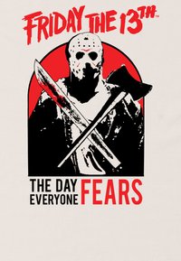 T-Shirt mit einer Grafik einer maskierten Figur, die eine Machete und eine Axt hält, mit rotem und schwarzem Text auf hellem Hintergrund.