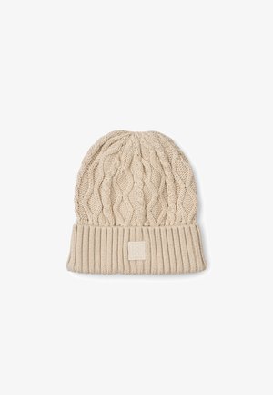Bonnet en laine beige tricoté avec bord-côtes retourné et motif torsadé ondulé texturé sur le corps principal.