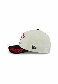 Baseballmütze in Creme mit schwarzem Schirm. Mit roter Stickerei und einem Lorbeerdesign auf dem Schirm, sowie einem Markenlogo an der Seite.