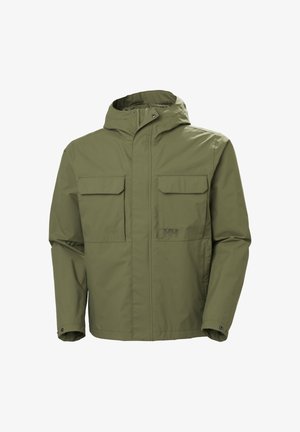 Olivegrüne Jacke aus wasserdichtem Material, mit Kapuze, zwei Fronttaschen und dezentem Markenlogo auf der Brust.