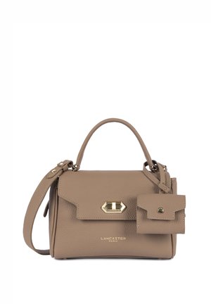 Taupekleurige lederen Lancaster Paris-handtas met bovenhandvat, afneembare schouderriem, gouden gesp en een bevestigd klein zakje op een witte achtergrond.
