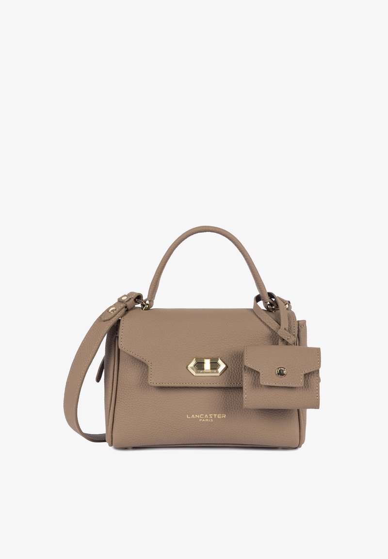 Sac à main Lancaster Paris en cuir taupe avec poignée supérieure, bandoulière amovible, fermoir doré et petite pochette attachée sur fond blanc.