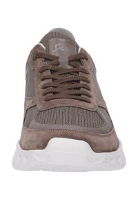 Braune Wildleder- und Mesh-Sneaker mit strukturiertem Obermaterial, runder Zehenpartie und weißer Sohle. Verfügt über ein klassisches Schnürdesign für einen sicheren Sitz.