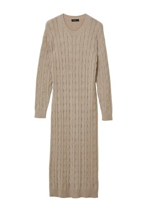 Robe pull beige à manches longues en tricot à câble avec col rond et poignets et ourlet côtelés, posée à plat sur un fond blanc.