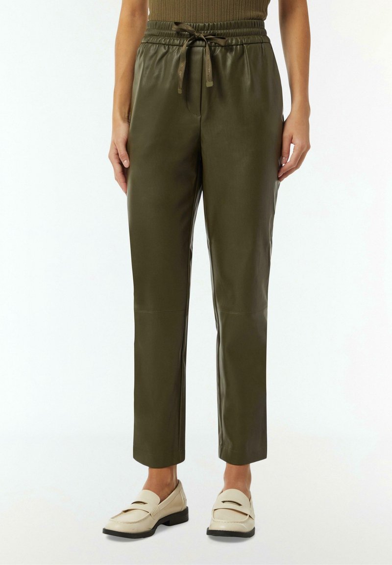 Pantalon en simili cuir vert olive avec une taille élastique, cordon de serrage réglable et une coupe fuselée. Texture lisse avec des coutures minimales.