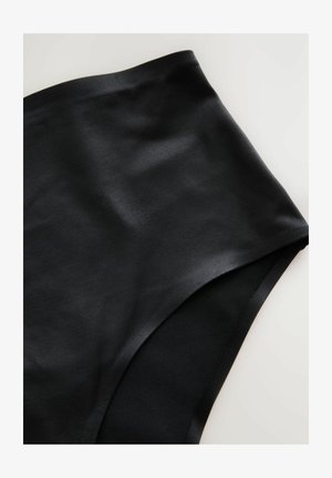 Kõrge vöökohaga must kangast ese, millel on sile, matt tekstuur ja puhas joon, omades kaarjat ääret ja mingit nähtavat riistvara ei ole.