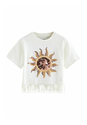 T-shirt bianca accorciata con grafica solare di paillettes, raggi gialli e orlo a frange. Materiale in cotone morbido, maniche corte.