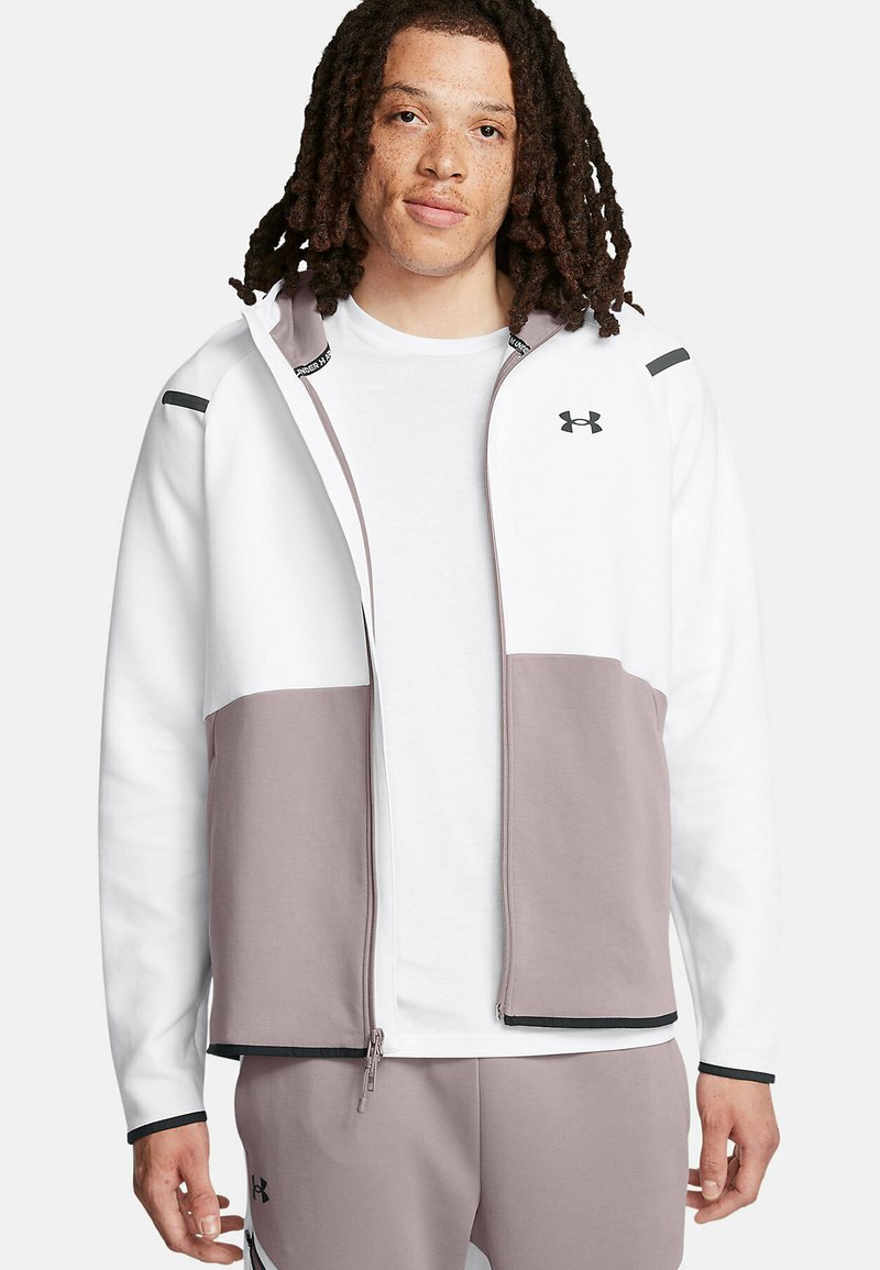 Hoodie mit Reißverschluss in Weiß und hellem Lila, mit einer strukturierten Oberfläche. Ausgestattet mit einem schwarzen Reißverschluss und Akzenten, kombiniert mit einem weißen T-Shirt.