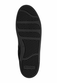 Schwarze Sneakergsohle mit strukturiertem Gummi für Grip, ausgestattet mit einem Zickzack-Muster und dem auf die Seite geprägten Markennamen "tamartis".