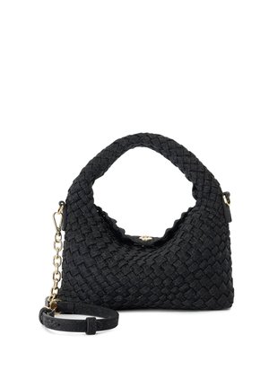 Sac à main tressé noir avec poignée tressée, chaîne et fermoir dorés, présentant un dessus incurvé et une bandoulière amovible sur fond blanc.