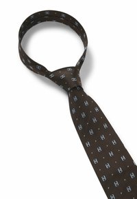 Cravatta marrone con finitura testurizzata, caratterizzata da un motivo di piccoli rettangoli e cerchi blu. Progettata per abbigliamento formale, ha una forma classica.