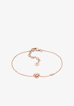 Rose gold-armbånd med en delikat kæde, en knudeaccent og en lille mærkat med et logo, samlet set glat tekstur og poleret finish.