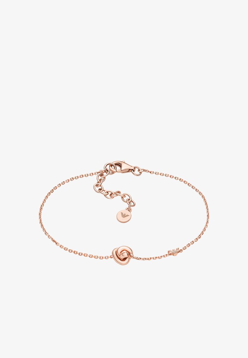 Rose gold-armbånd med en delikat kæde, en knudeaccent og en lille mærkat med et logo, samlet set glat tekstur og poleret finish.