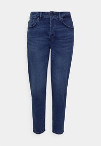 Jeans de ganga azul escuro com um corte slim, cinco bolsos e fecho de botão. Apresentam padrões discretos de desgaste perto das coxas.