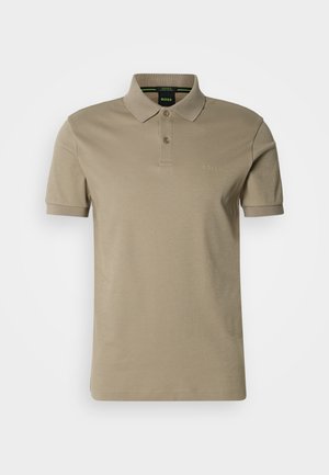 Smėlio spalvos polo marškinėliai su klasikiniais atlapais, dviejų sagų užsegimu ir trumpomis rankovėmis. Subtilus logotipas krūtinėje; lygus medvilnės audinys.