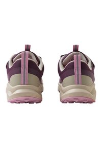 Scarpe da ginnastica viola e grigie con parte superiore in rete, dotate di un'etichetta a strappo rosa, accenti rosa a contrasto e suola testurizzata.