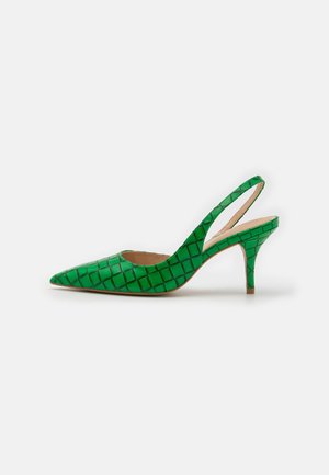 Escarpin vert à bride arrière pointue avec un motif matelassé et un talon stiletto de hauteur moyenne sur un fond clair uni.