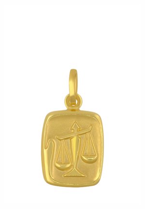 Goldener rechteckiger Anhänger mit eingraviertem Symbol ausbalancierter Waagen, hängend an einer Öse vor weißem Hintergrund.
