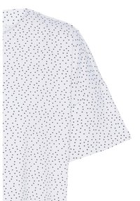 Biela krátka košeľa s voľným strihom a malým nepravidelným vzorom čiernych bodiek po celej látke.