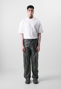 Don't Waste Culture SHERIDAN UNISEX - Hlačami s stranskimi žepi - grey/brown leather