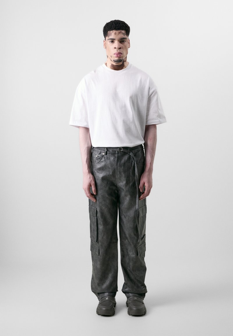 Don't Waste Culture SHERIDAN UNISEX - Hlačami s stranskimi žepi - grey/brown leather