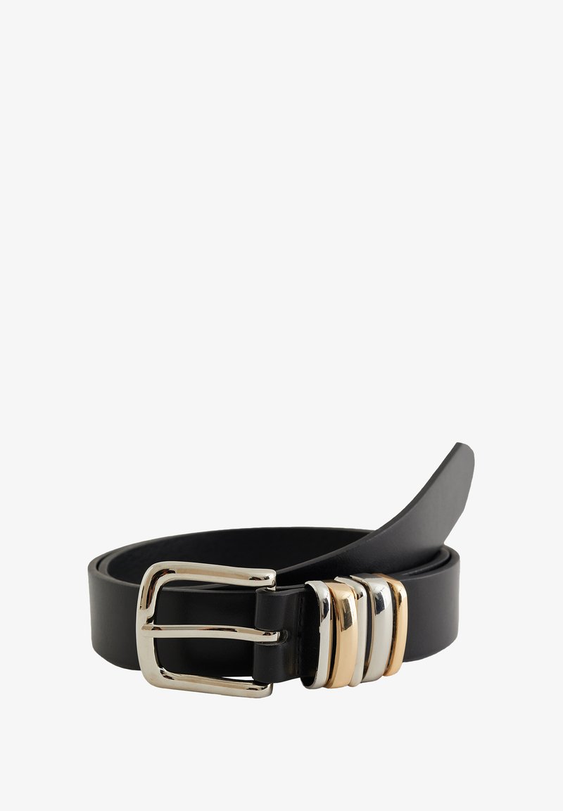 Melnas ādas josta ar sudraba sprādzi un maiņojošiem zelta un sudraba metāla cilpiņām, saritināta uz balta fona.