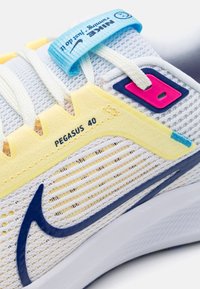 Nike Performance AIR ZOOM PEGASUS 40 - Løpesko for vei - white