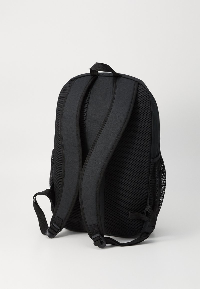 Zwarte rugzak met gestepte mesh schouderbanden, een gladde textuur en zijvakken. Voorzien van een bovenste handvat voor gemakkelijke transport.